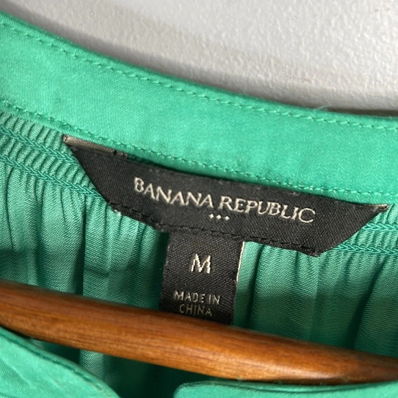 Banana Republic Factory Kelly Green Silky Sleeveless Blouse Button Keyhole M - Picture 6 of 9